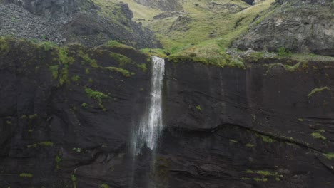 Kleiner-Wasserfall-In-Island-Mit-Drohnenvideo-An-Einer-Stelle