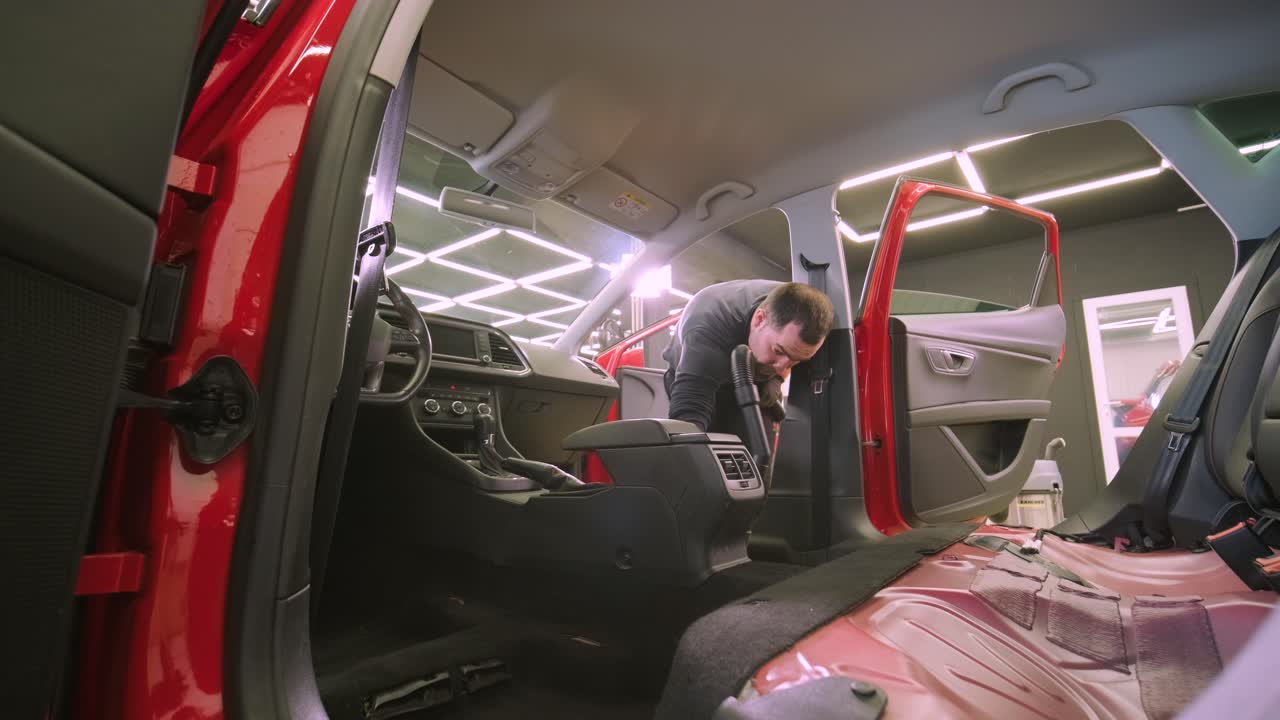 전문적인 자동차 청소. 샤워. 인테리어 세부 사항. 자동차 인테리어를 건조 청소 및 세부 사항; 깊은 좌석 청소; 자동차 세탁에서 거품을 는; 먼지에서 자동차 패널을 청소하는; 진공청소기