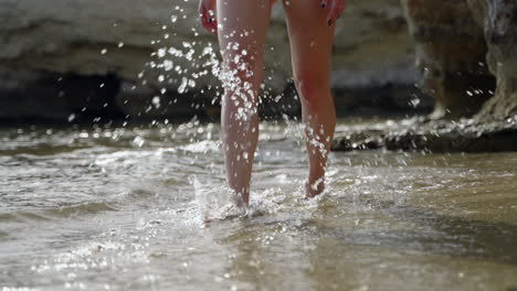 Frau-Zu-Fuß-Am-Strand-In-Zeitlupe