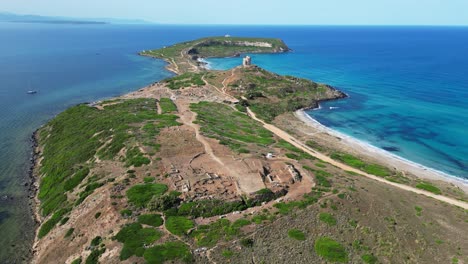 Sitio-Arqueológico-De-Tharros-Y-Capo-San-Marco-En-San-Giovanni-Di-Sinis,-Cerdeña---Antena-4k