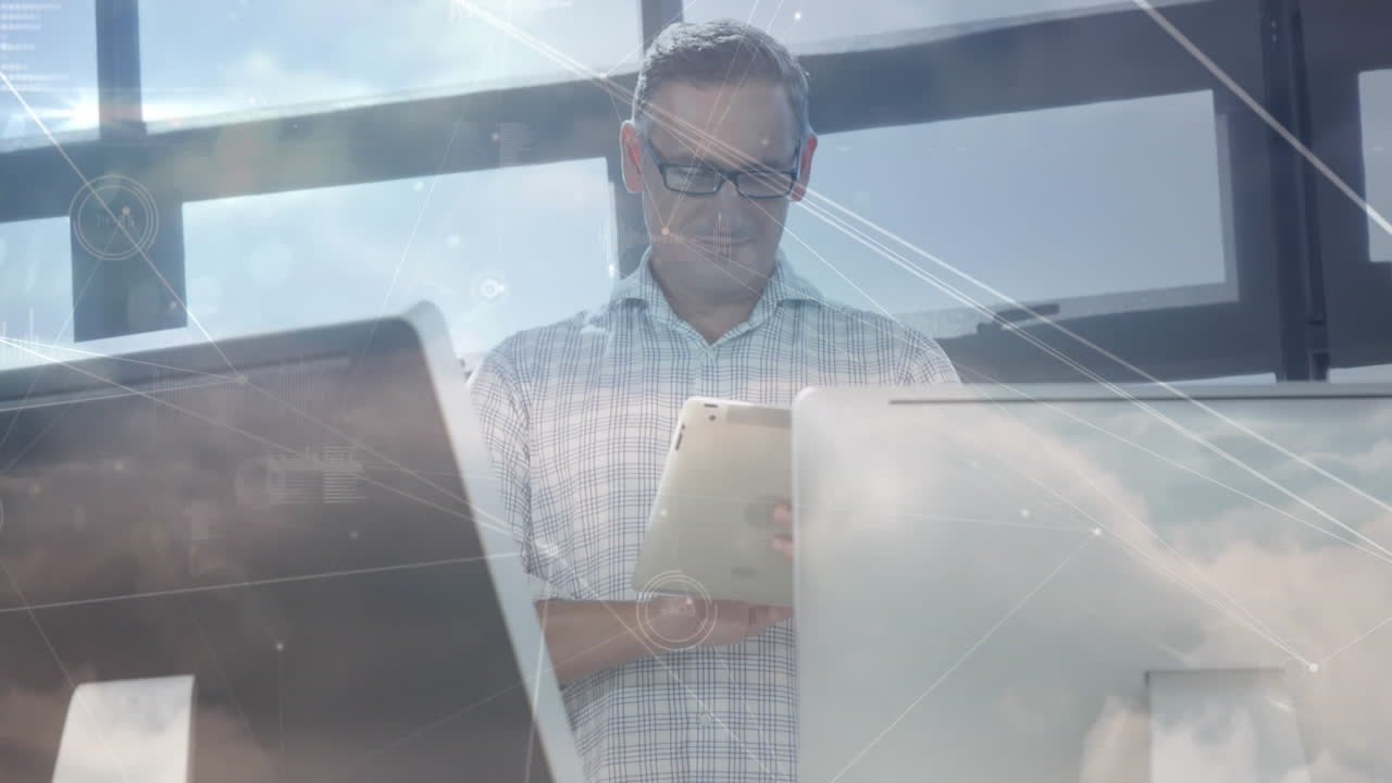 animación de la red de conexiones a través de un hombre de negocios que usa una tableta