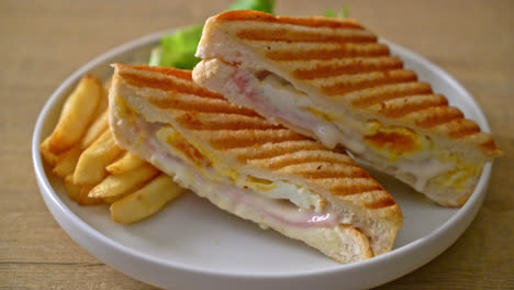 sándwich de jamón y queso con huevo y patatas fritas