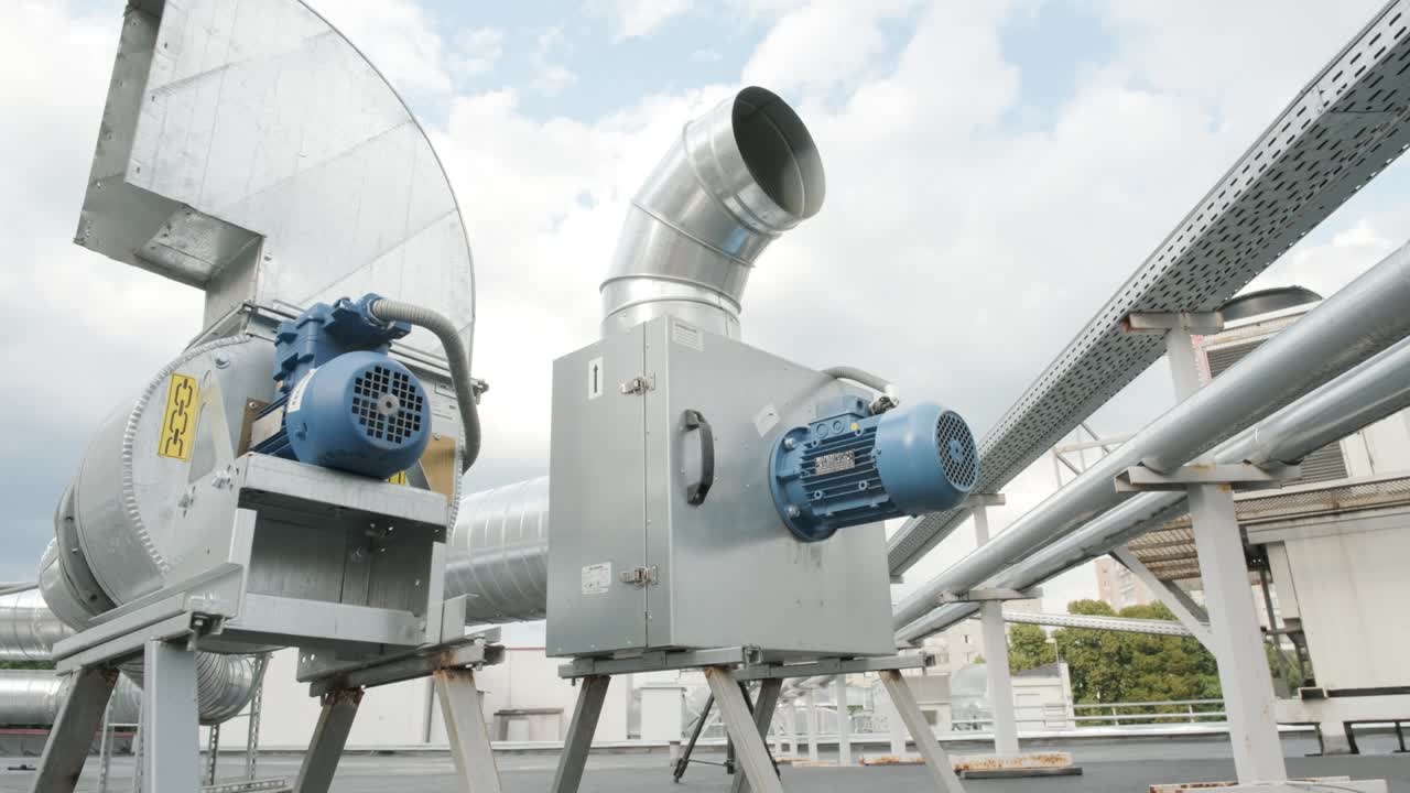 지붕에 있는 난방, 환기 및 에어컨 유