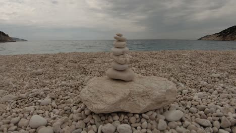 el arte de equilibrar piedras en una playa rocosa en cefalonia, grecia