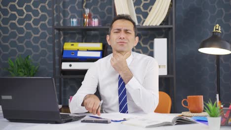 hombre de negocios con dolor de garganta.