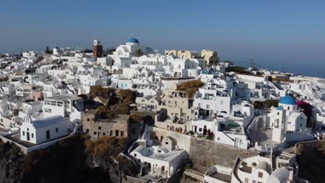 Santorini-Oia-village-cliffside-houses-and-hotels-in-Santorini,-Greece