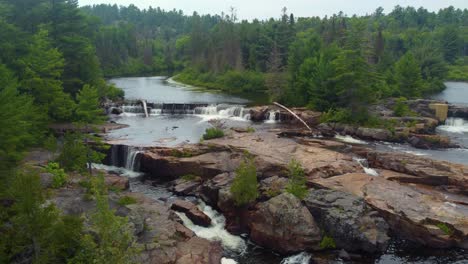 con cataratas en el medio de un bosque, byng inlet, ontario
