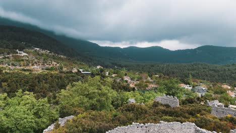 Luftaufnahme-Der-Ruinen-Der-Antiken-Römischen-Burg-Kadrema-Im-Dorf-Gedelme-Und-Des-Bergrückens-Im-Hintergrund