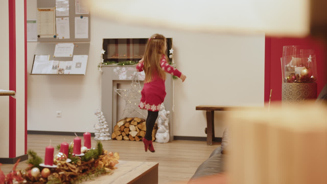 크리스마스 장식 된 방 에서 놀고 있는 소녀