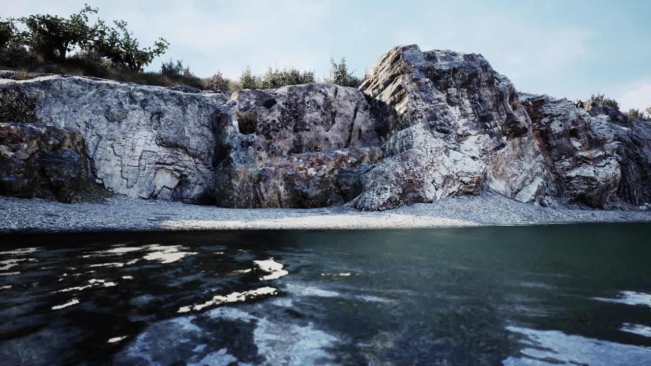 바위 절벽 이 있는 조용 한 강