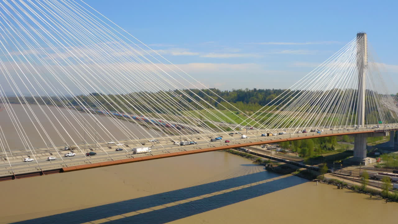 그레이터 밴쿠버에 있는 캐나다 횡단 고속도로를 따라 있는 포트만 다리의 아름다운 조감도