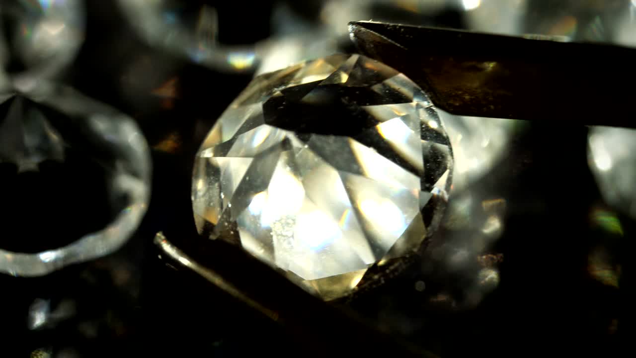 츠를 사용하여 큐빅 지르코니아 크리스탈의 다이아몬드 절단을 분석합니다.