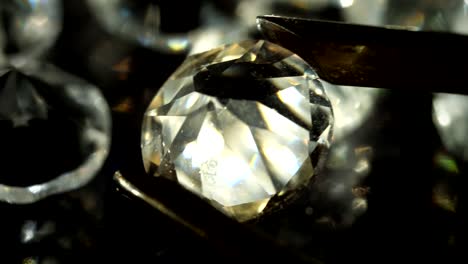 el uso de pinzas para analizar el corte de diamante de cristal de zirconia cúbico