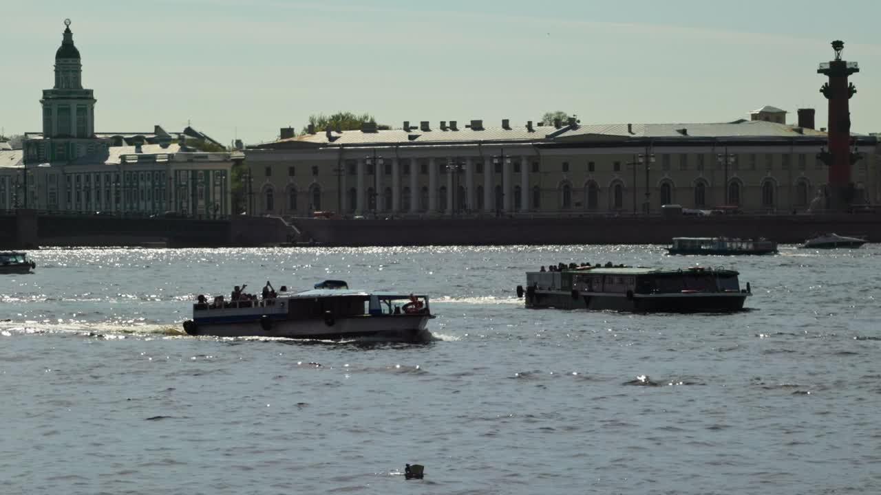 상트 페테르부르크 의 역사적인 도시 에서 물 위 의 보트 를 타고 관광객 들