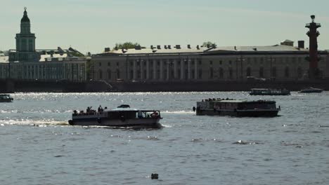 barcos en el agua viajan turistas en la ciudad histórica de san petersburgo