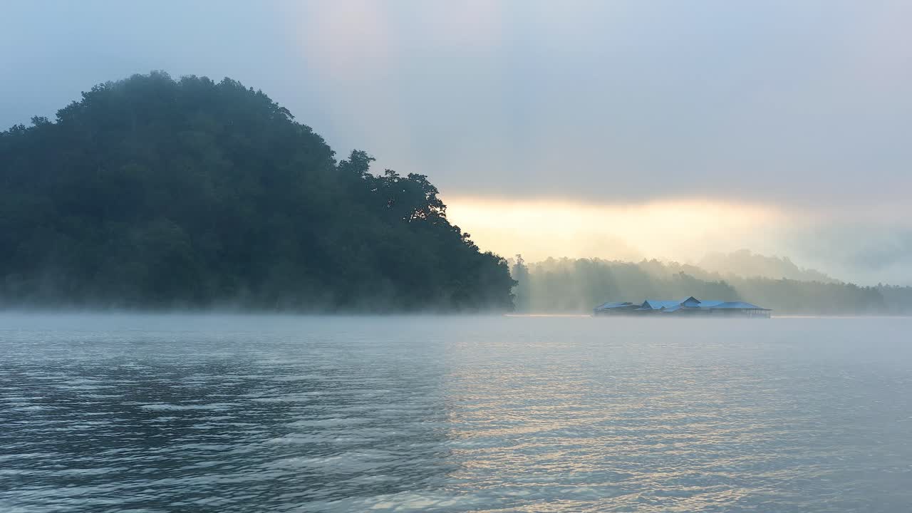섬 과 함께 조용 한 안개 호수 위 에 해가 뜨는 것