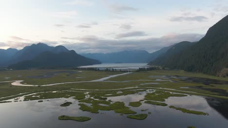 Hermosa-Vista-Panorámica-Aérea-Del-Paisaje-Montañoso-Canadiense-Durante-Una-Vibrante-Puesta-De-Sol-De-Verano