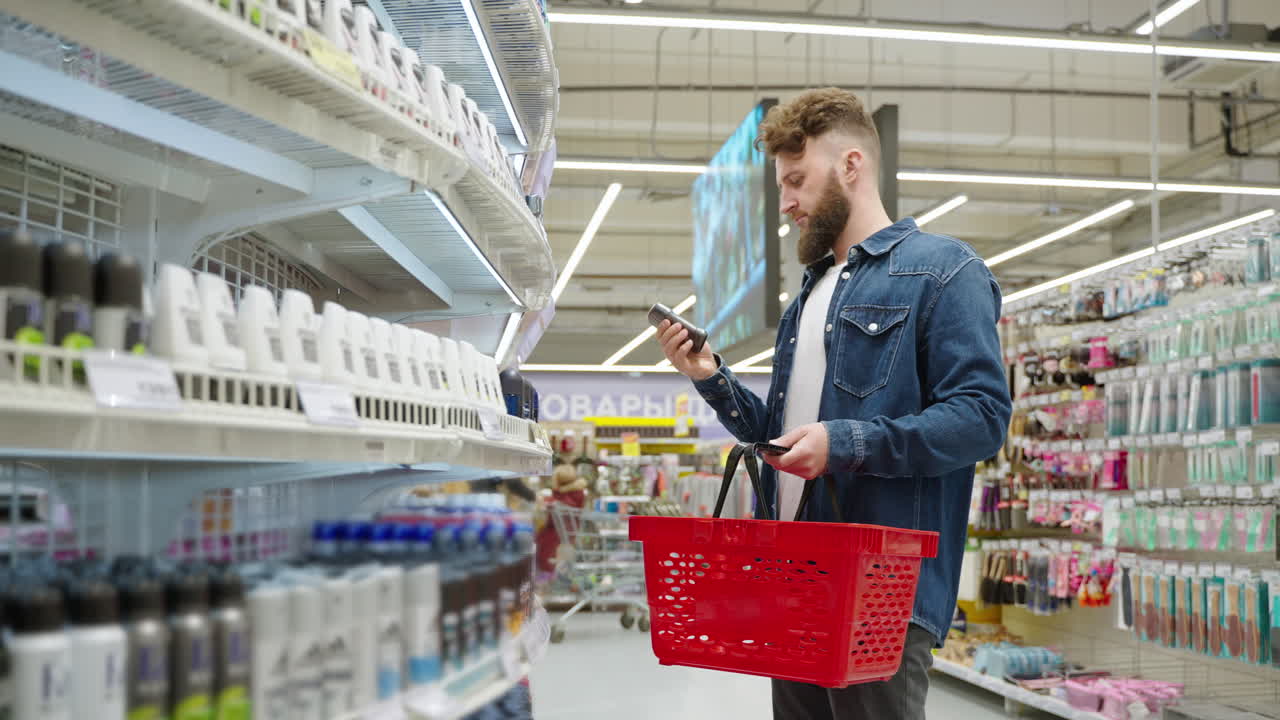 hombre comprando en un supermercado