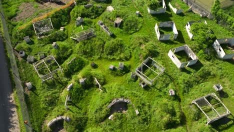 campo de paintball al aire libre en pachfurth, austria - toma aérea de un dron