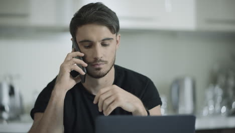 hombre de negocios hablando por teléfono móvil en el hogar lugar de trabajo. hombre de negocios llamar por teléfono