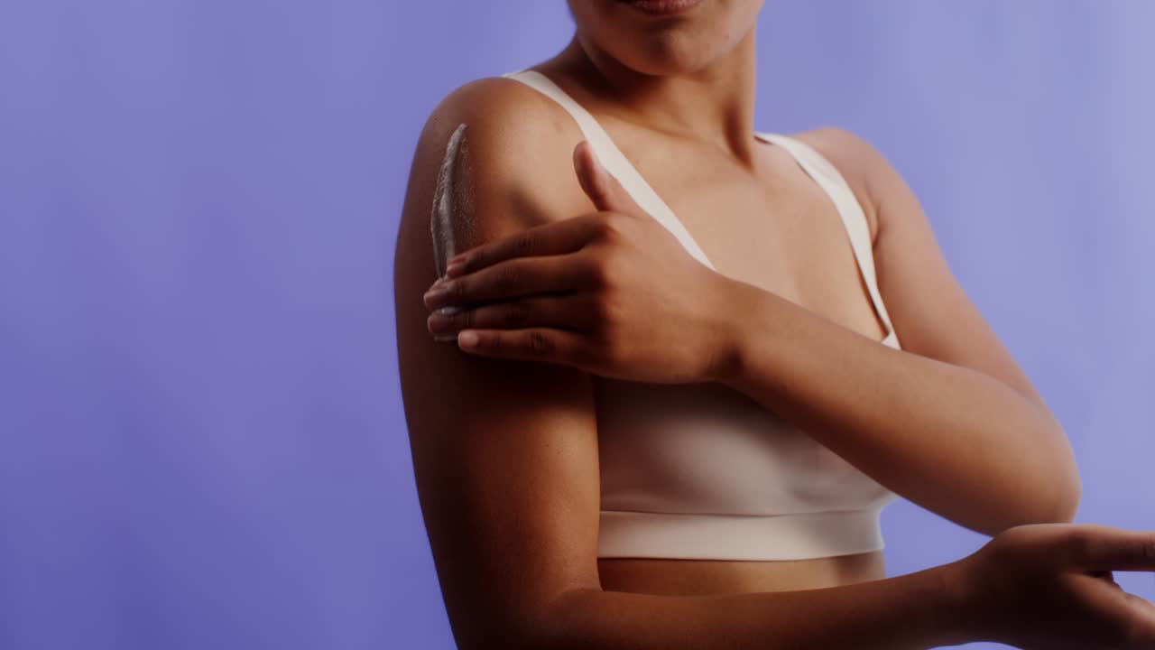 mujer aplicando loción