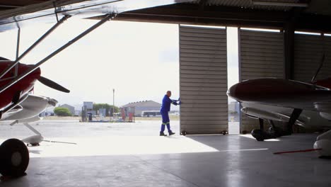 ingeniero cerrando la puerta del hangar 4k