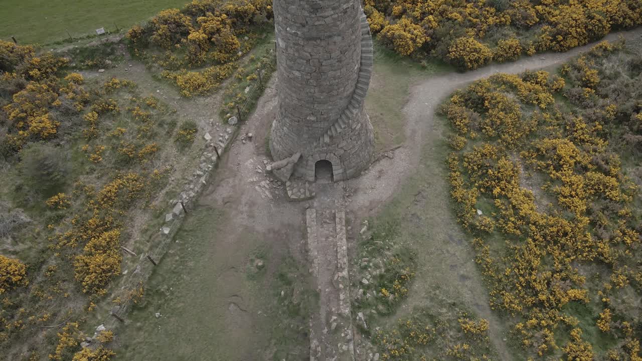 아일랜드 더블린 시 근처 캐릭골로건 공원에 있는 발리코러스 납광산의 연도 굴뚝 폐허 - 공중 드론 촬영
