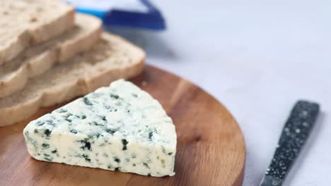 blue cheese with bread