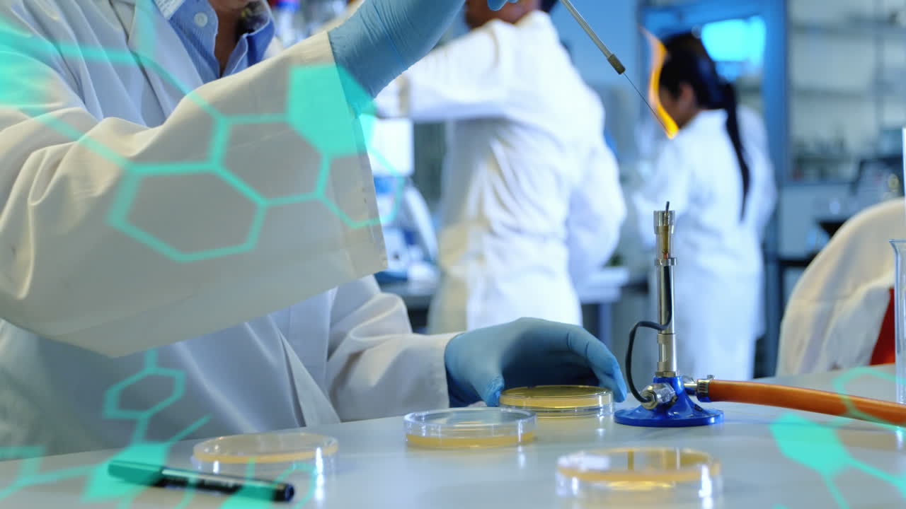 animación de procesamiento de datos médicos en un científico caucásico que realiza un experimento en el laboratorio