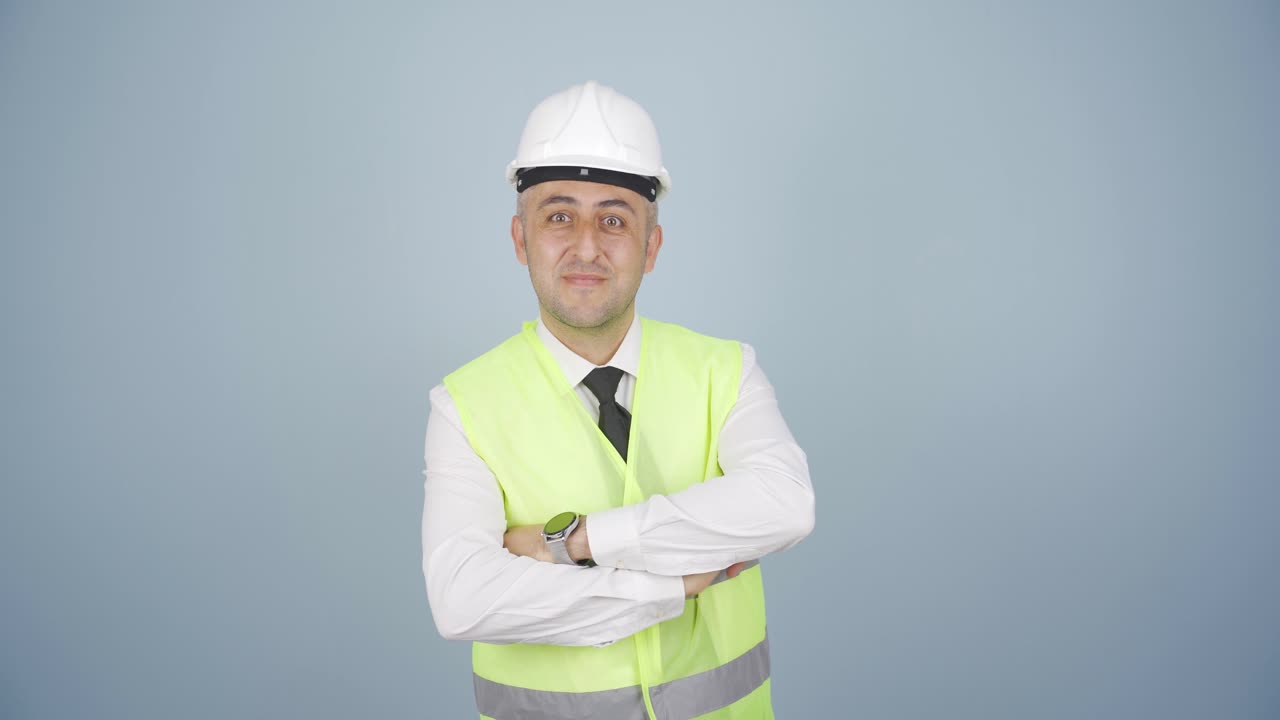 el ingeniero aprueba las noticias que escuchó.