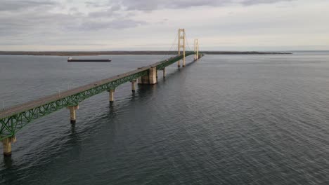 4K-Drohnen-Zeitraffervideo-Eines-Frachters,-Der-An-Der-Mackinac-Bridge-In-Michigan-Vorbeifährt