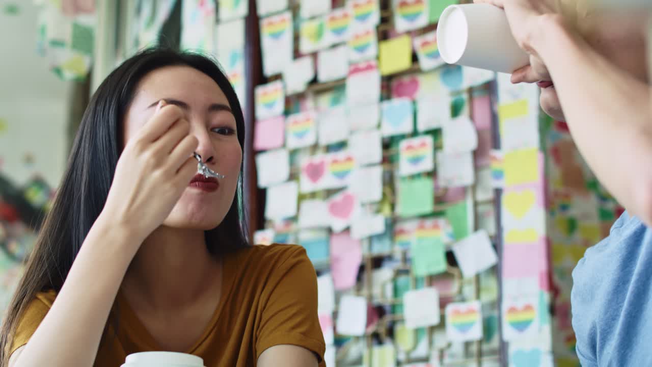 카페에서 행복한 커플이 만나는  ⁇ 드헬드 전망