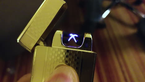primer plano de chispas azules danzantes en un encendedor de cigarrillos electrónico en mumbai, india, disparo a cámara lenta
