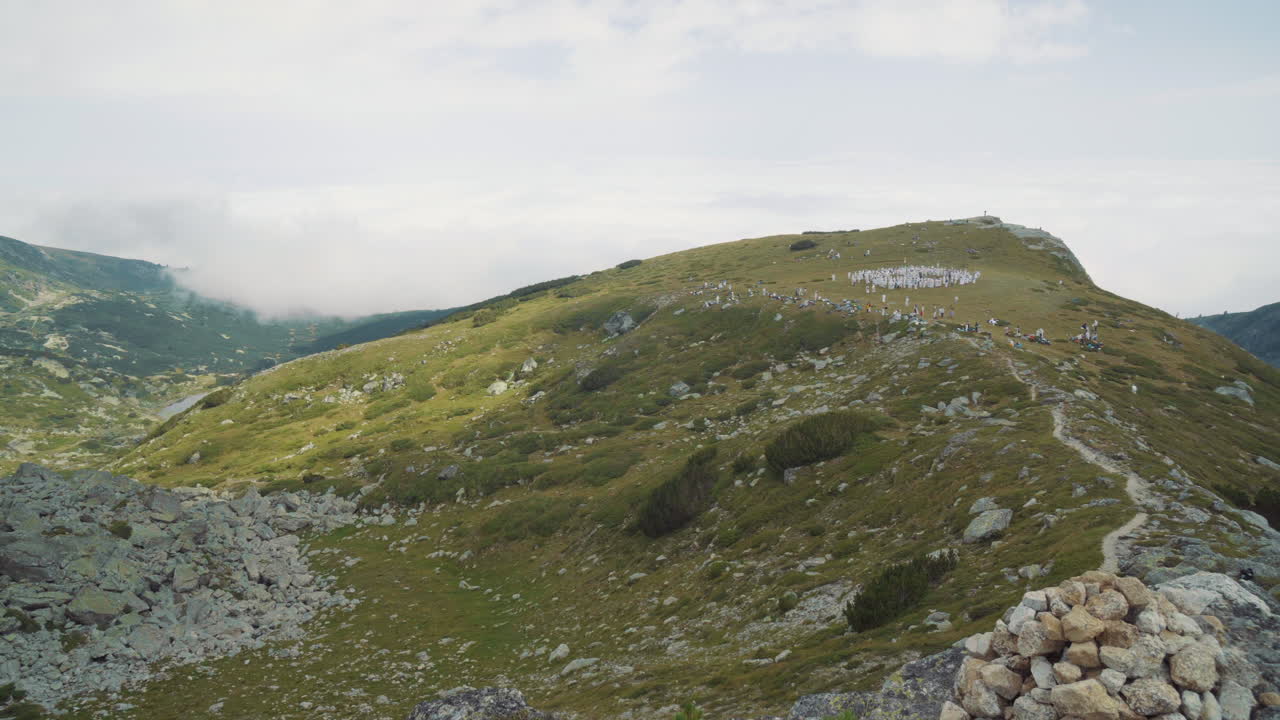 흰수염 사람들이 의식무용 판넬리듬을 준비하고 있다.