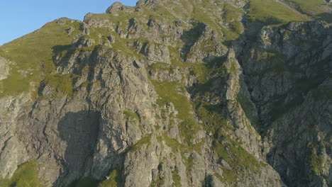 pico botev en la montaña de los balcanes -antena