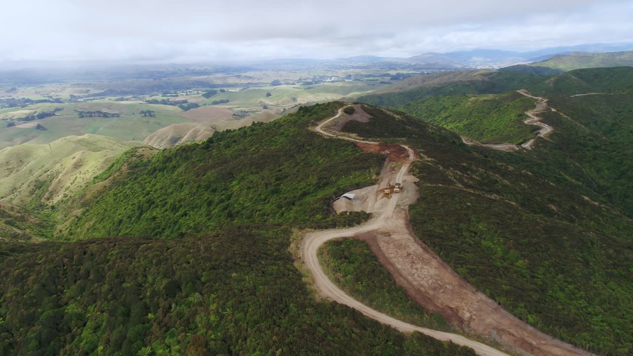 뉴질랜드 마나와투에서 대형 풍력 터빈 설치를 위해 건설 중인 도로