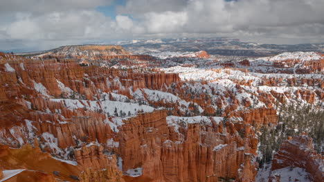 Lapso-De-Tiempo,-Nubes-Que-Fluyen-Y-Sombras-Sobre-El-Paisaje-Nevado-De-Arenisca-Roja-Del-Parque-Nacional-Bryce-Canyon,-Utah,-Ee.uu.