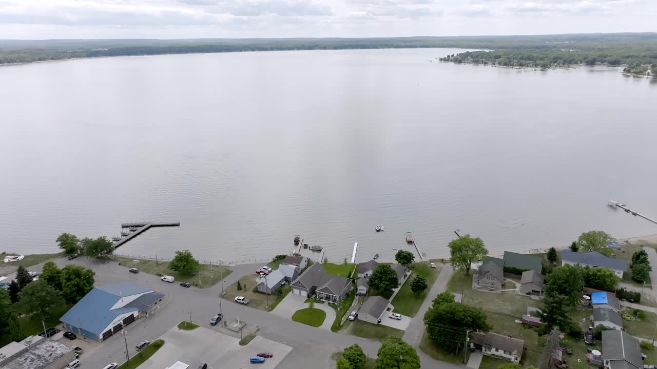 미시간 주 레이크시티에 있는 미사우키 호수. 드론 비디오가 올라오고 있습니다.