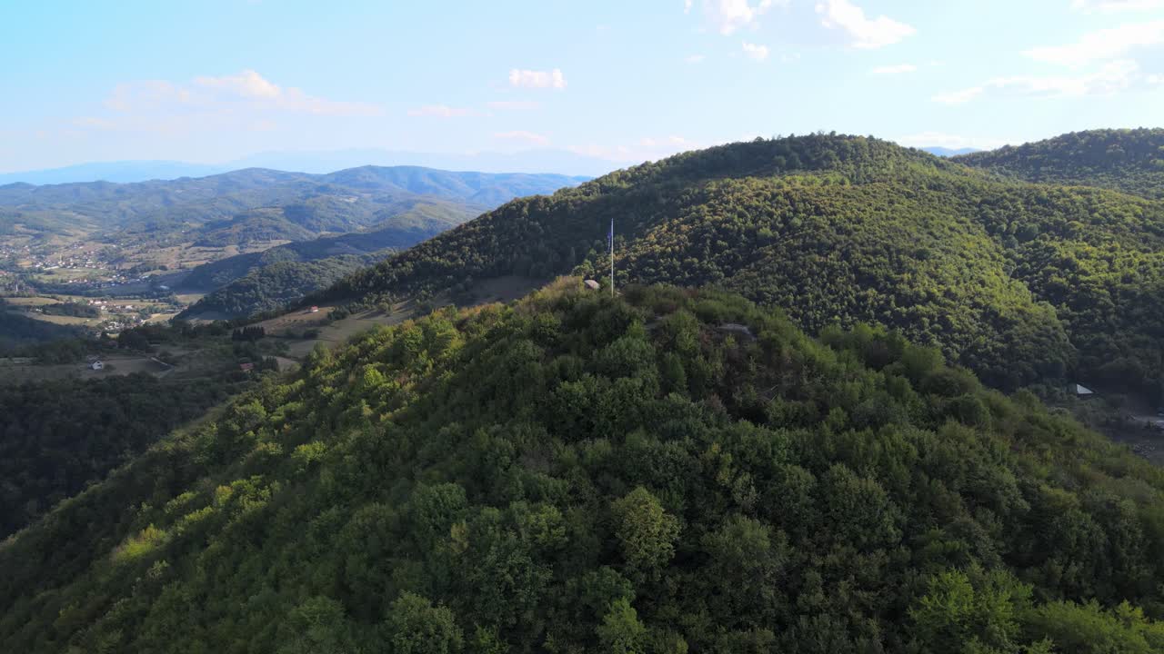Vista aerea di una cresta montuosa boschiva vicino a Visoko, con dolci colline e valli che si estendono in lontananza sotto la luce del giorno.