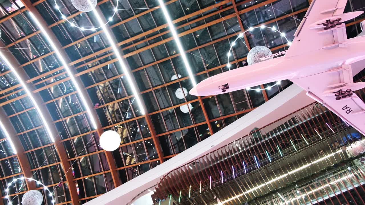 interior moderno de un centro comercial con techo decorativo