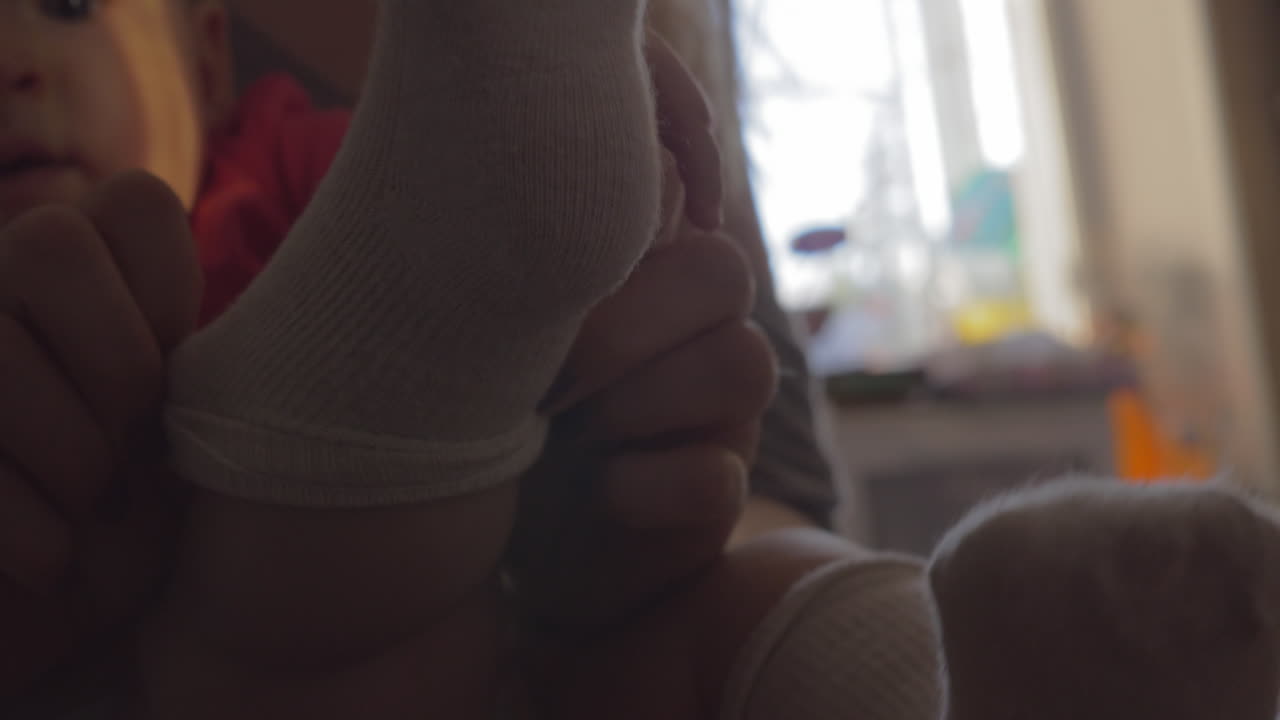 niña se pone los calcetines.