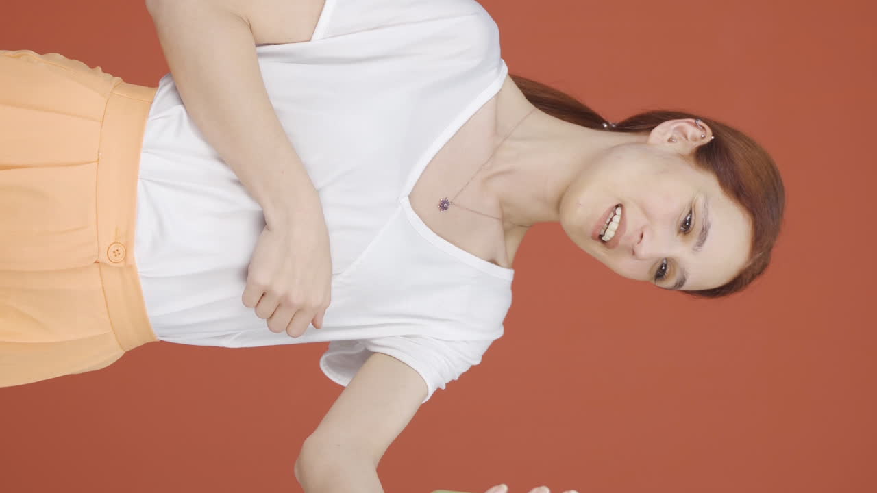 비디오 통화를 하는 여성의 수직 비디오.