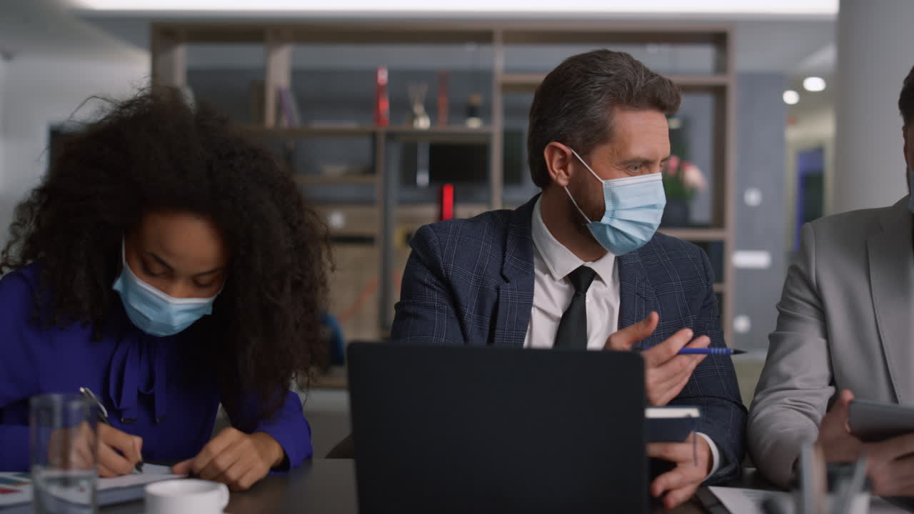 다양한 비즈니스 팀이 이야기하고 있습니다.