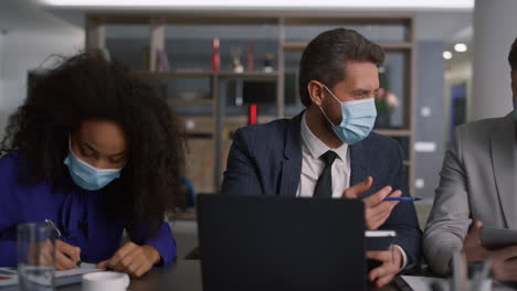 equipo de negocios diverso hablando