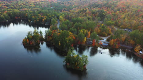 Luftaufnahme-Der-Küstenstraße-Und-Der-Malerischen-Seefront-Mit-Buntem-Herbstwald-In-Der-Landschaft-Von-Vermont,-Usa