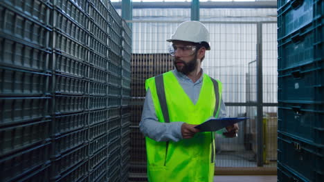 hombre trabajador de almacén comprobando cajas examinando el paquete de envío inspeccionando