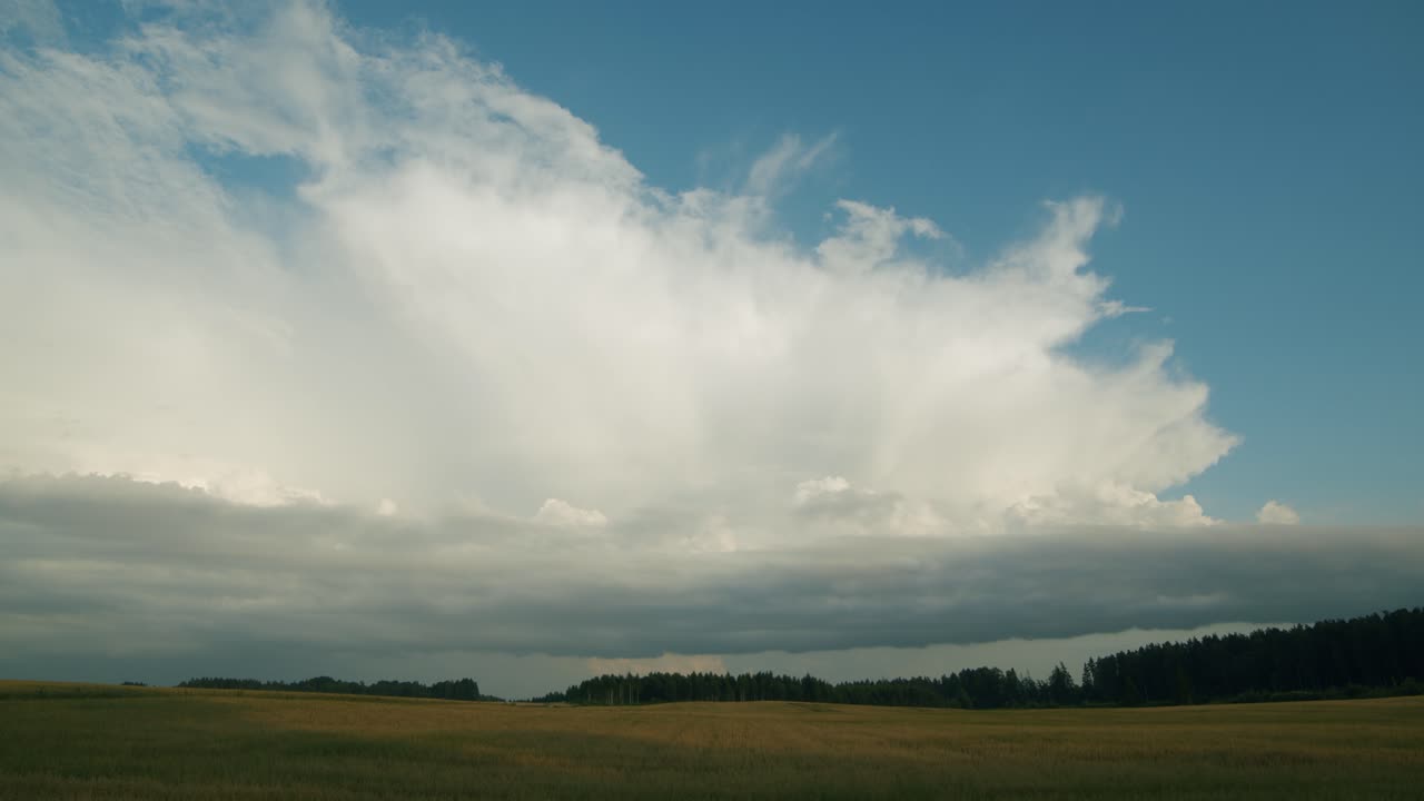 enormes nubes de lluvia cúmulos estratocúmulos lapso de tiempo sobre campos de campo