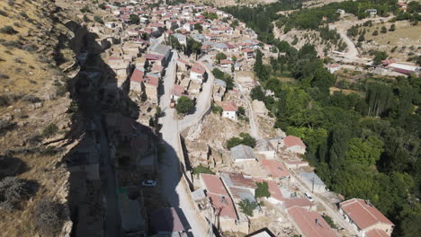 Increíble-Toma-Aérea-Del-Pueblo-De-Karaman-En-Turquía,-También-Conocido-Como-Turkiye