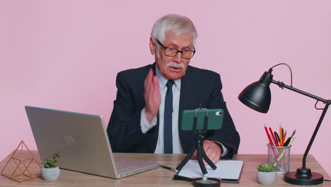 Hombre-De-Negocios-Senior-Haciendo-Videoconsulta-De-Conferencia-De-Teléfono-Móvil,-Agente-De-Centro-De-Llamadas,-Operador