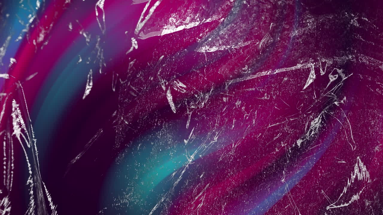 투명한 플라스틱 텍스처가 검은 바탕에 빨간색과 녹색 빛을 가로질러 움직입니다.